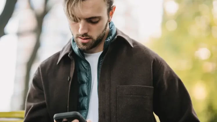 Simpatia para ele mandar mensagem hoje: aprenda no blog Zona Mística!