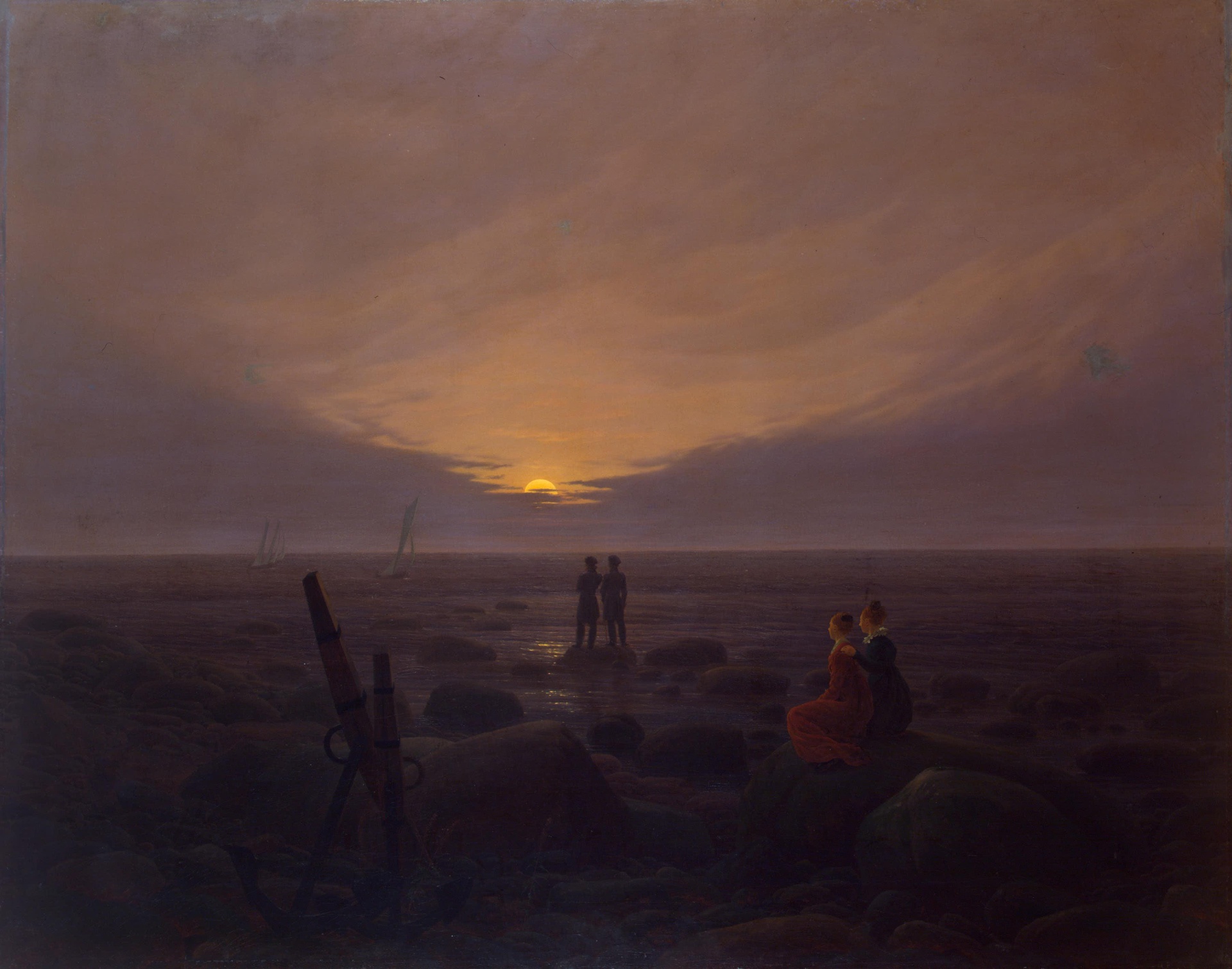 Pintura de Caspar David Friedrich: duas pessoas sentadas nas pedras e duas de pé olham a Lua nascer sobre o mar, com veleiros ao fundo