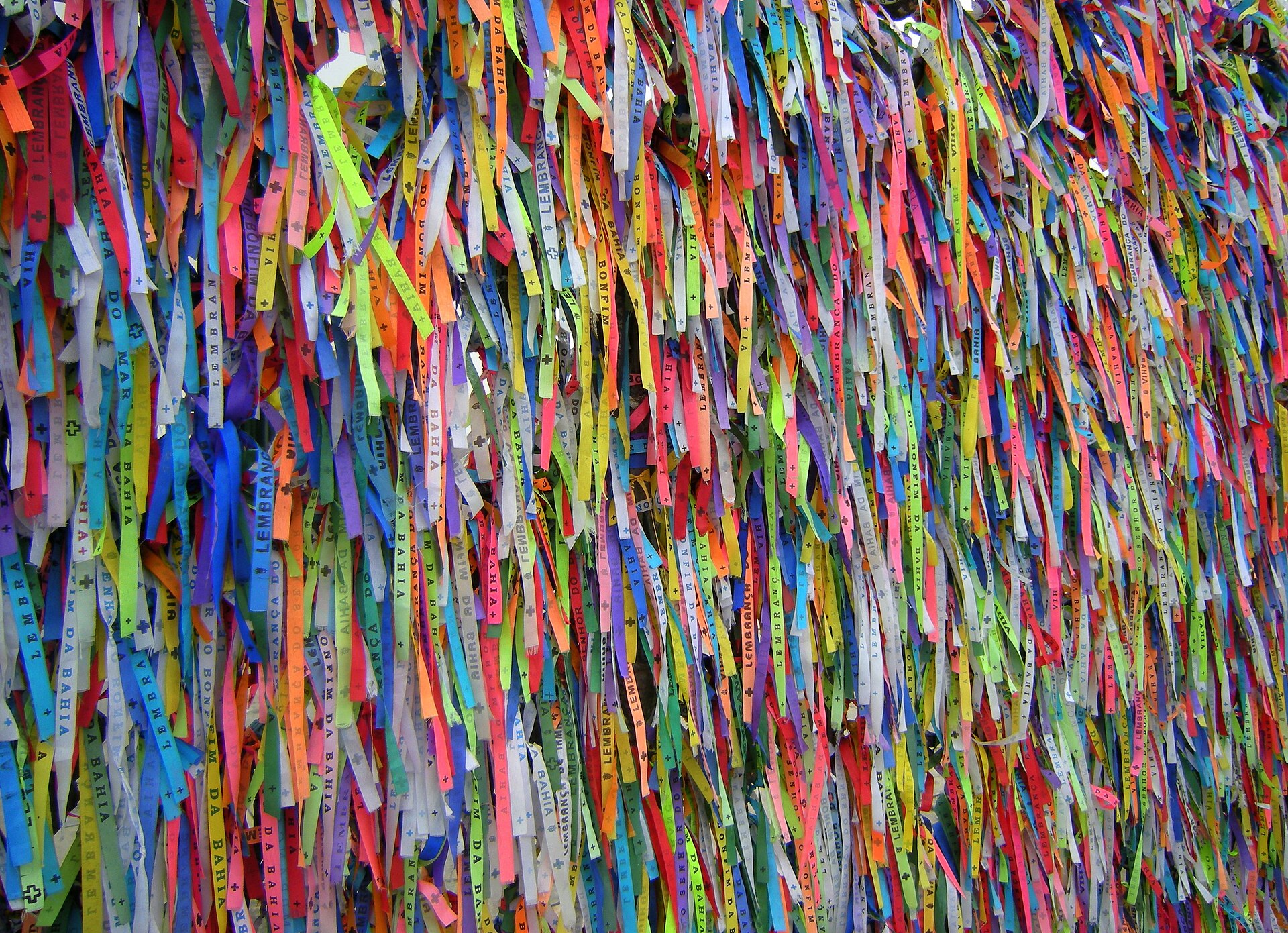 Centenas de fitinhas coloridas do Senhor do Bonfim amarradas no gradil da igreja, em Salvador