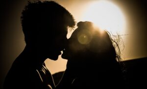 Sonhar beijando alguém: significados para cada tipo de beijo