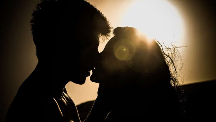 Sonhar beijando alguém: significados para cada tipo de beijo