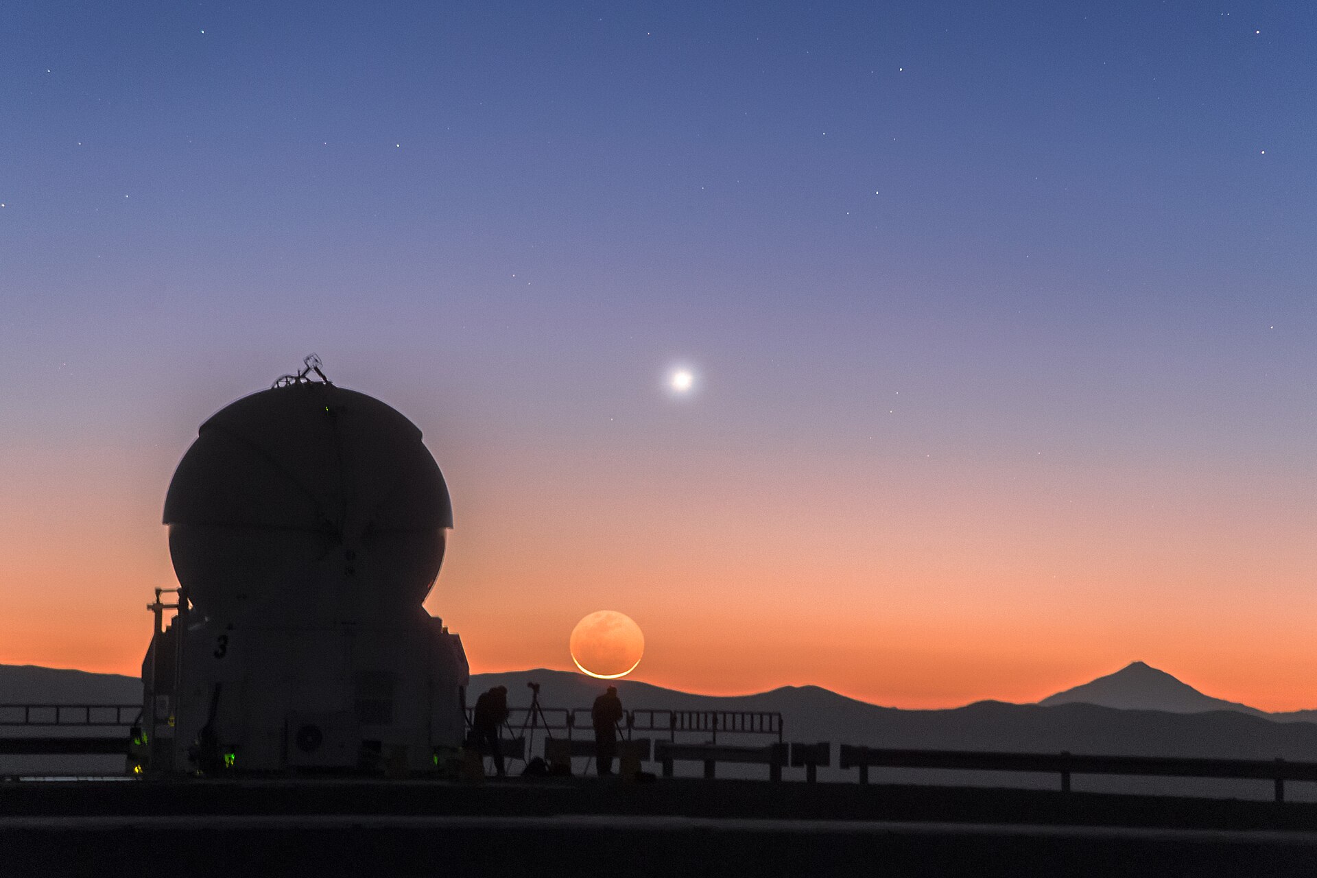 Lua crescente e o planeta Vênus brilhando no céu do amanhecer sobre as montanhas do Chile