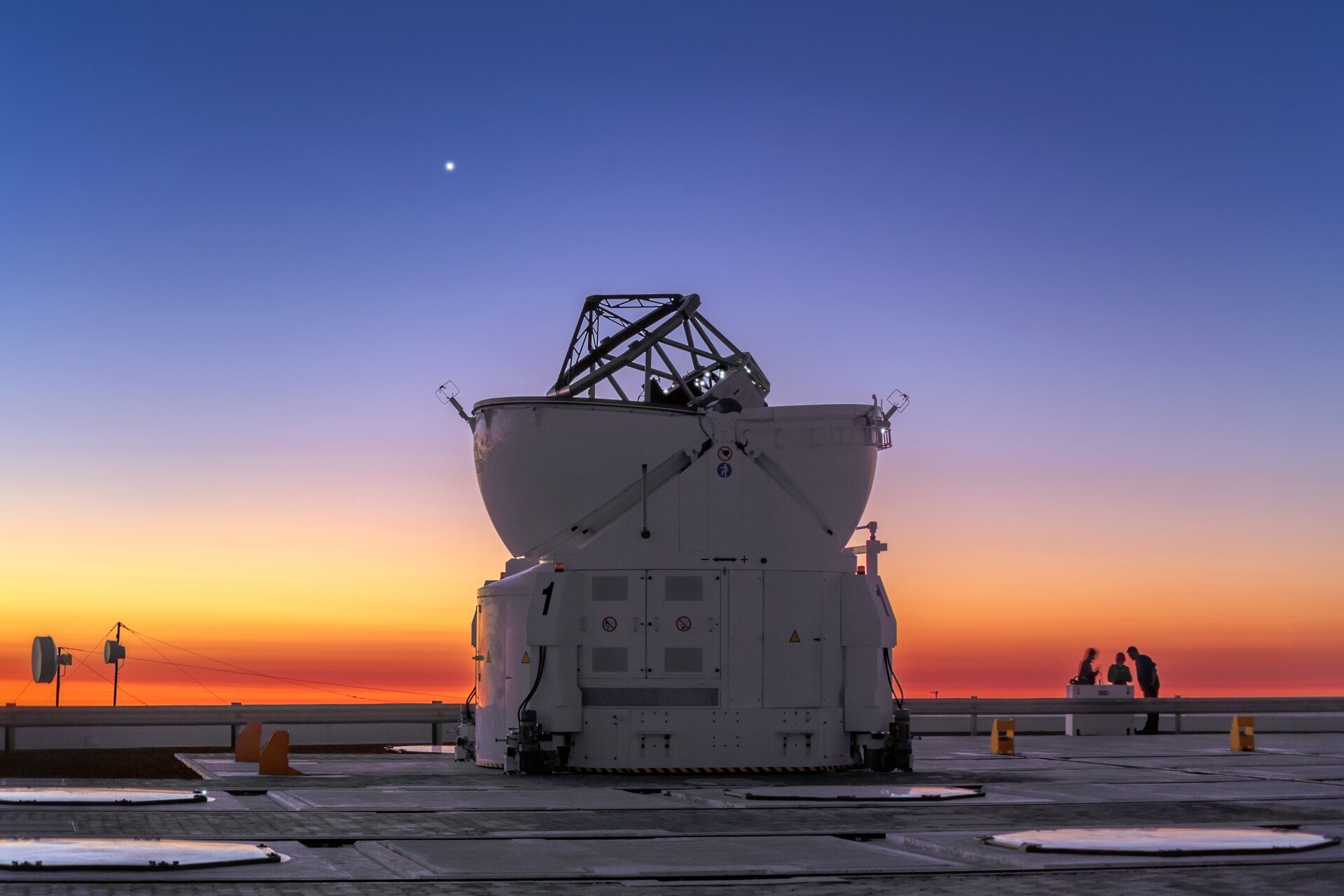 O planeta Vênus brilhando como estrela da tarde no céu do crepúsculo sobre um telescópio do Observatório Paranal, no Chile